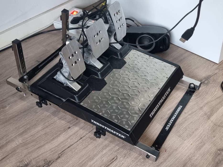 Suporte de pedais thrustmaster