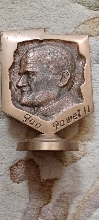 płaskorzeżba mosiężna Jan Paweł II wys 15cm sred 7cm szer 11