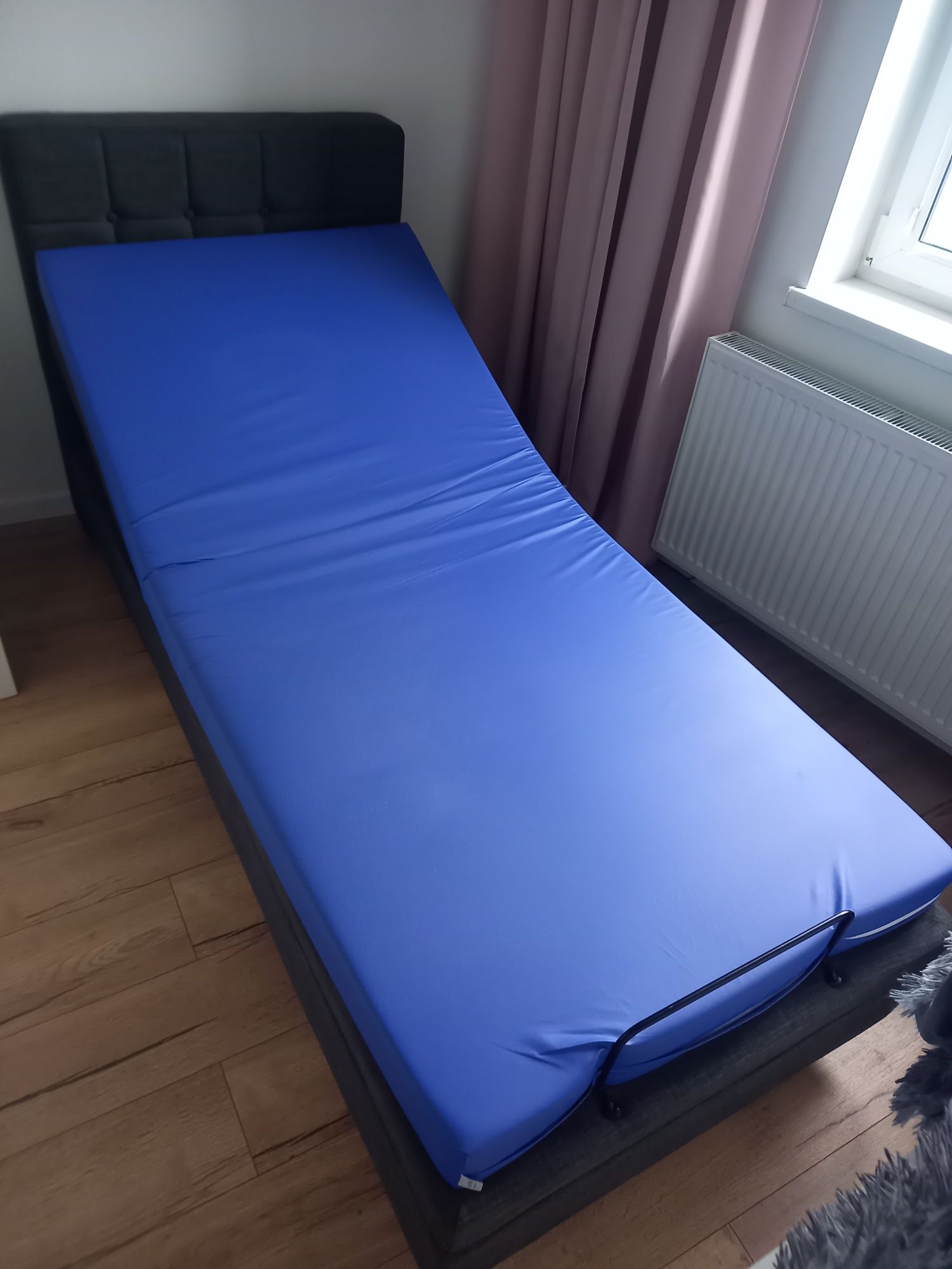 Elektrycznie regulowane łóżko DUKE 90X 200 z pilotem, ciemnoszare.