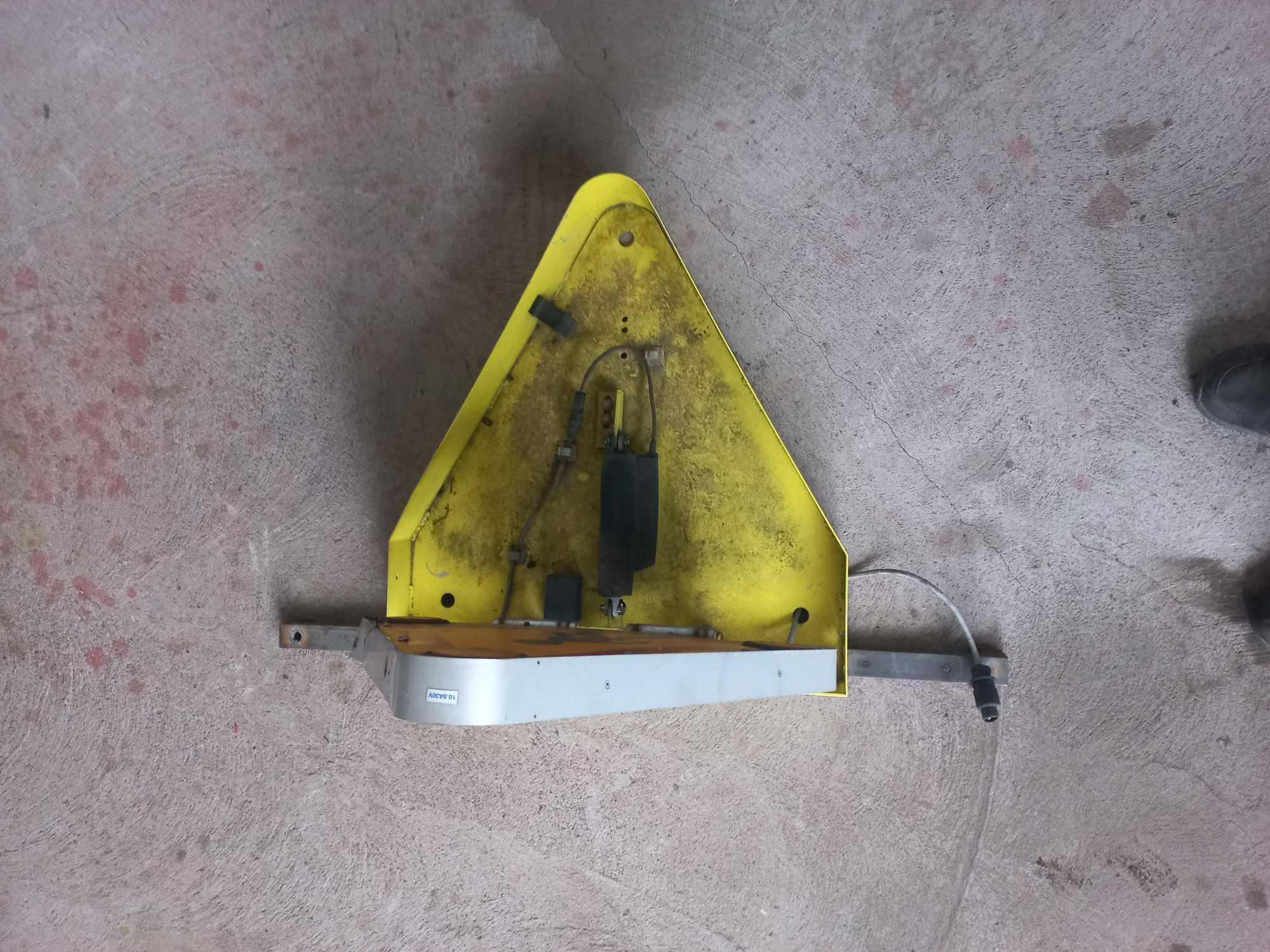 Znak ostrzegawczy Roboty Drogowe kogut belka