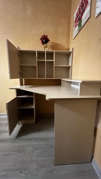 Угловой компьютерный стол