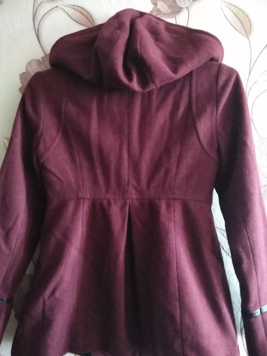 Пальтішко темно вешневе.