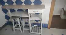 Mesa alta de cozinha + 2 bancos (com arrumação)- 120 x 37 x 89 - NOVO