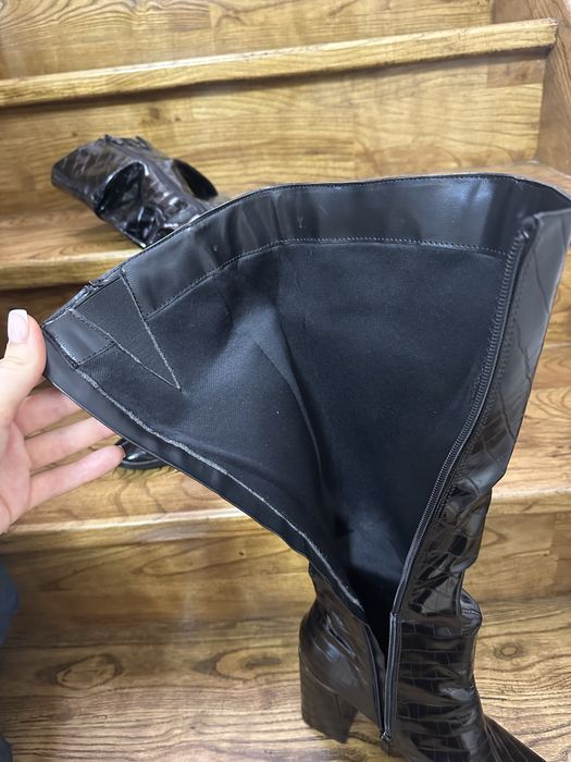 Трендові лакові чоботи на каблуку