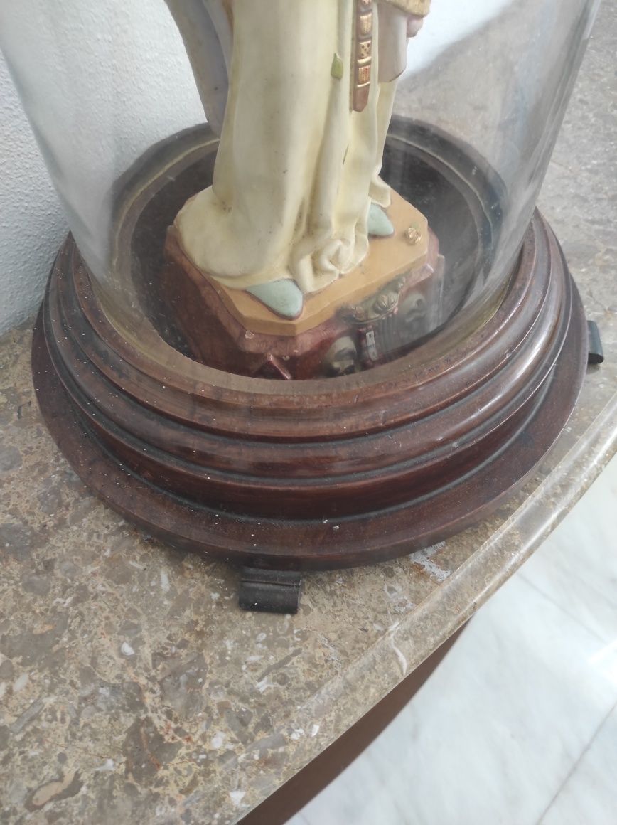 Nossa Senhora, com cúpula de vidro