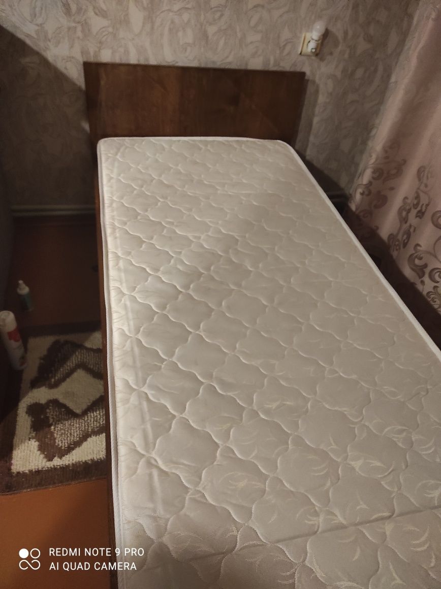 Ліжко дерев'яне з матрацами