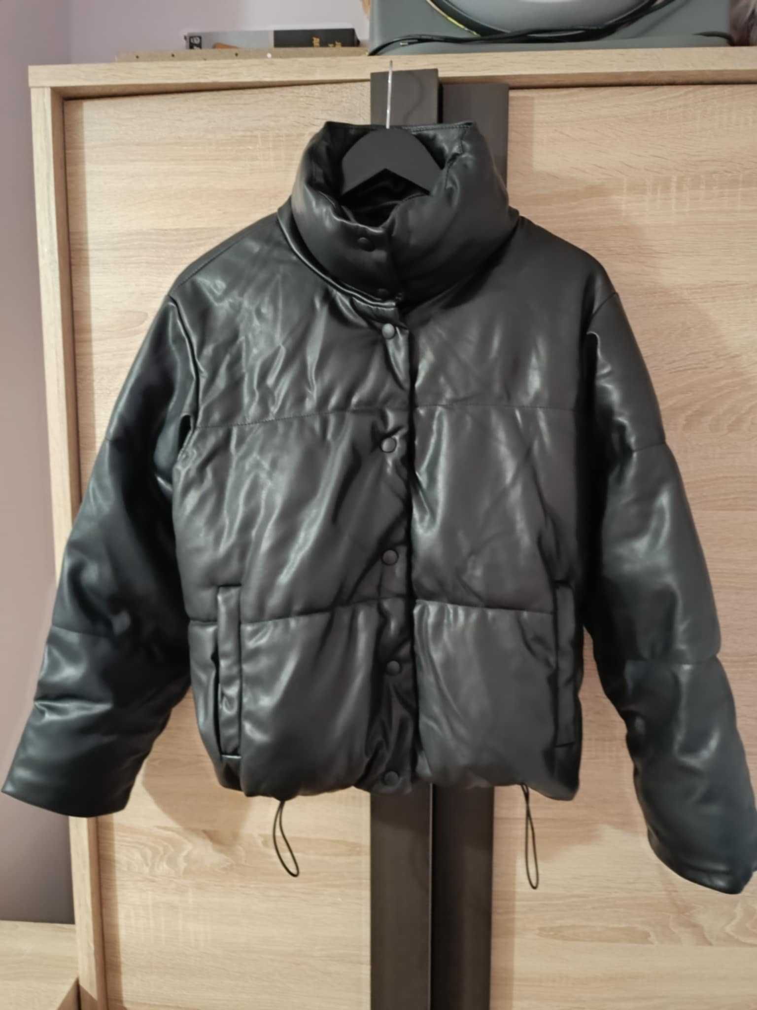 kurtka zimowa damska firmy Stradivarius kolor czarny