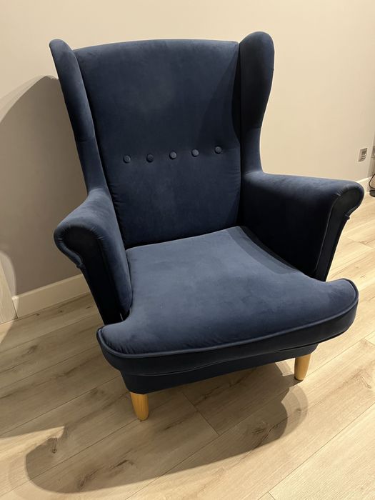 Granatowy fotel welurowy typu uszak
