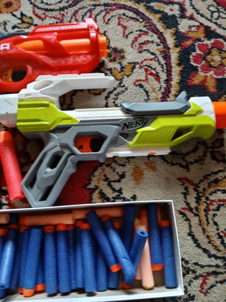 2 pistolety Nerf plus naboje
