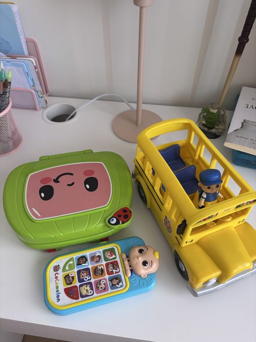 Cocomelon автобус, ноутбук, телефон