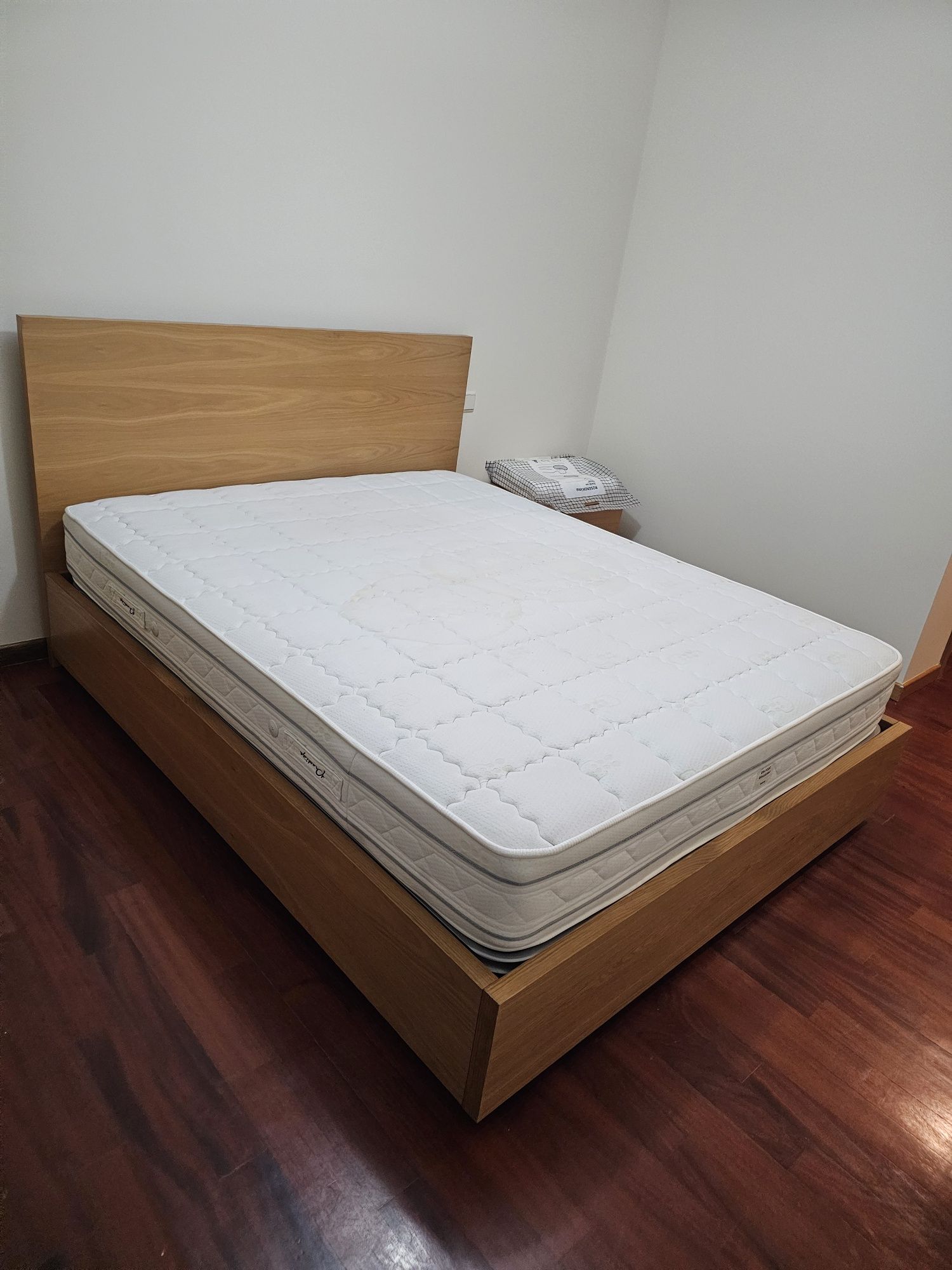 Cama casal + colchão ortopédico.
