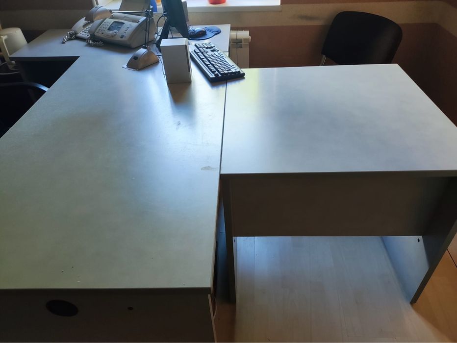 Меблі офісні в сірому тоні