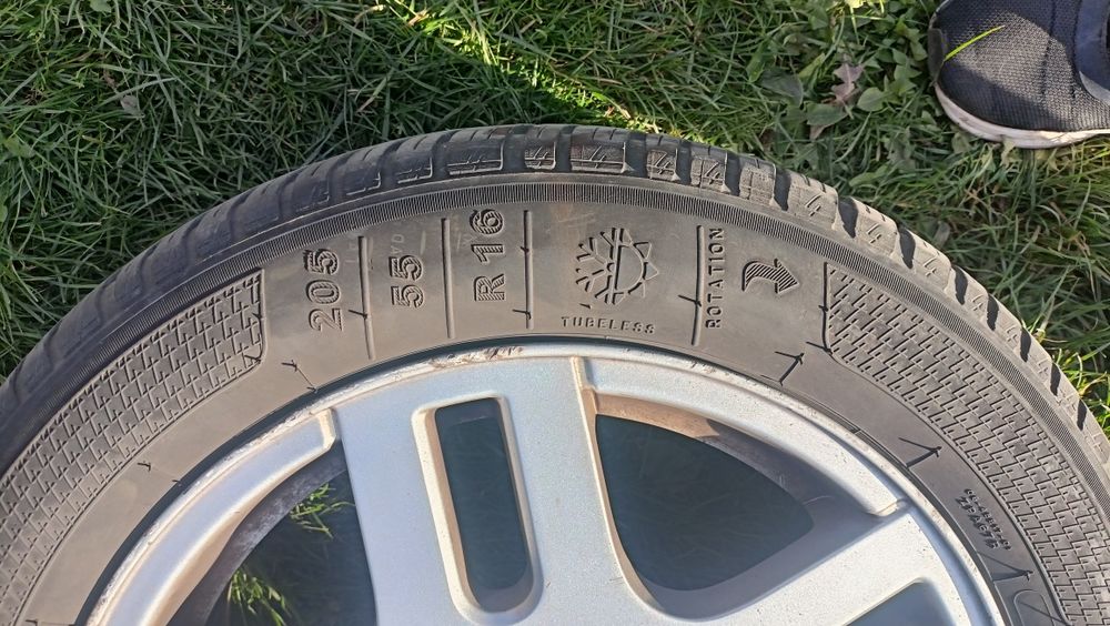 Sprzedam opony wielosezonowe z felgami. Opony Kleber Quadraxer2 205/55