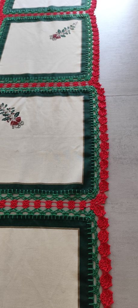 Toalha de Mesa de Natal com Bordas de Crochê Feitas à Mão