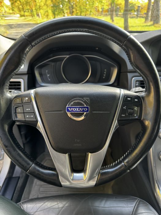 Автомобіль сірий Volvo V70
