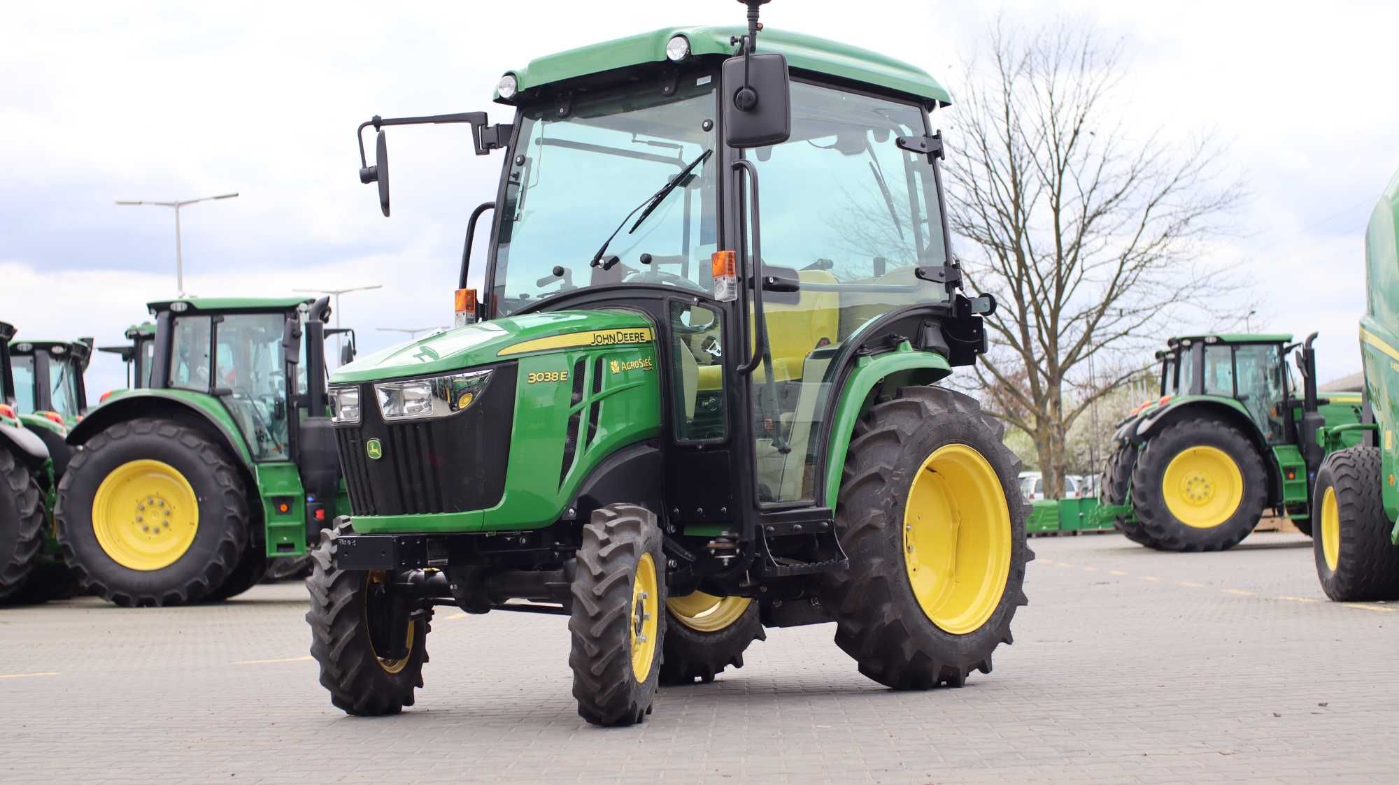 John Deere 3038E Kompaktowy ciągnik z kabiną