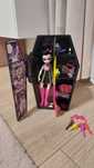 Neonowa lalka w szafie monster high dracula seria 3