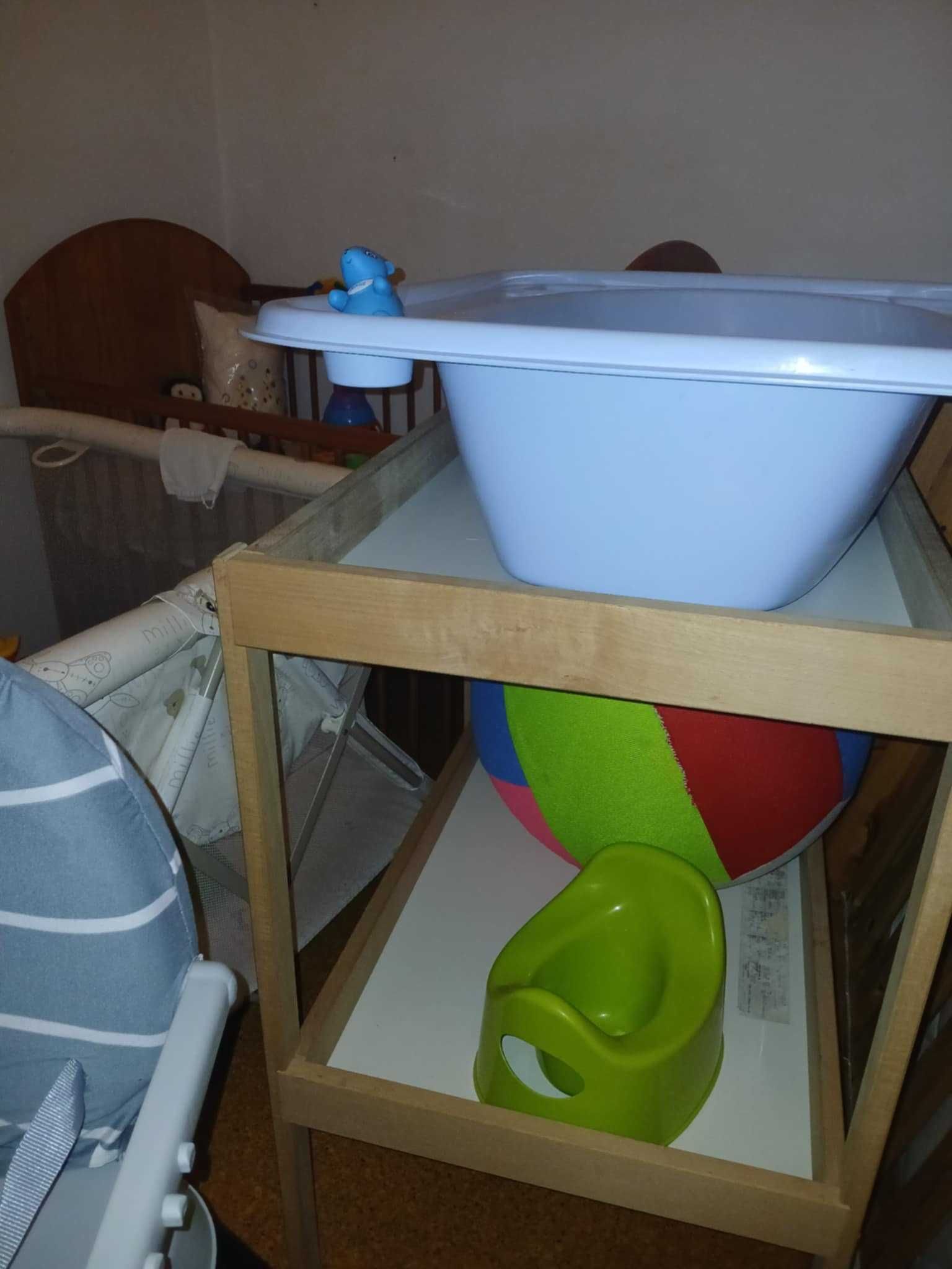 Quarto para bebé com berço de cerejeira da Trama