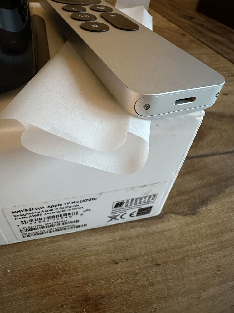 Idealny odtwarzacz multimedialny APPLE TV A1625 32GB nowy pilot