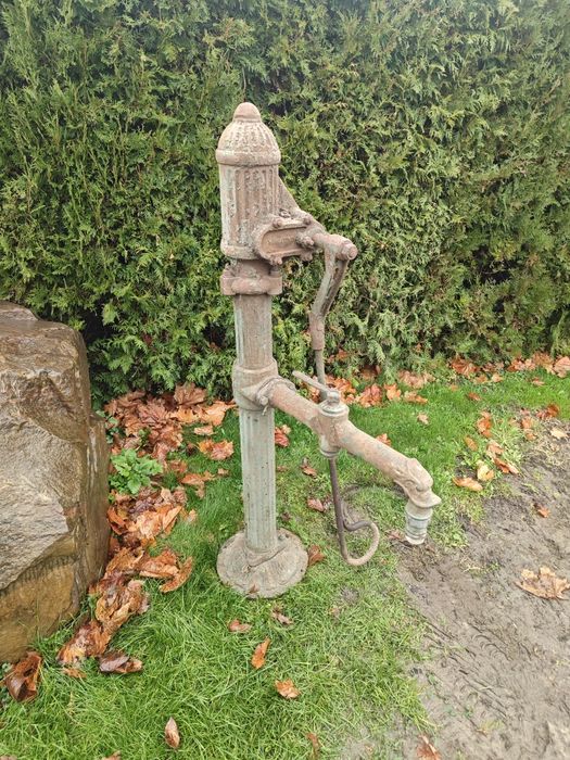 Stara żeliwna pompa ręczna do studni wody abisynka zabytkowa