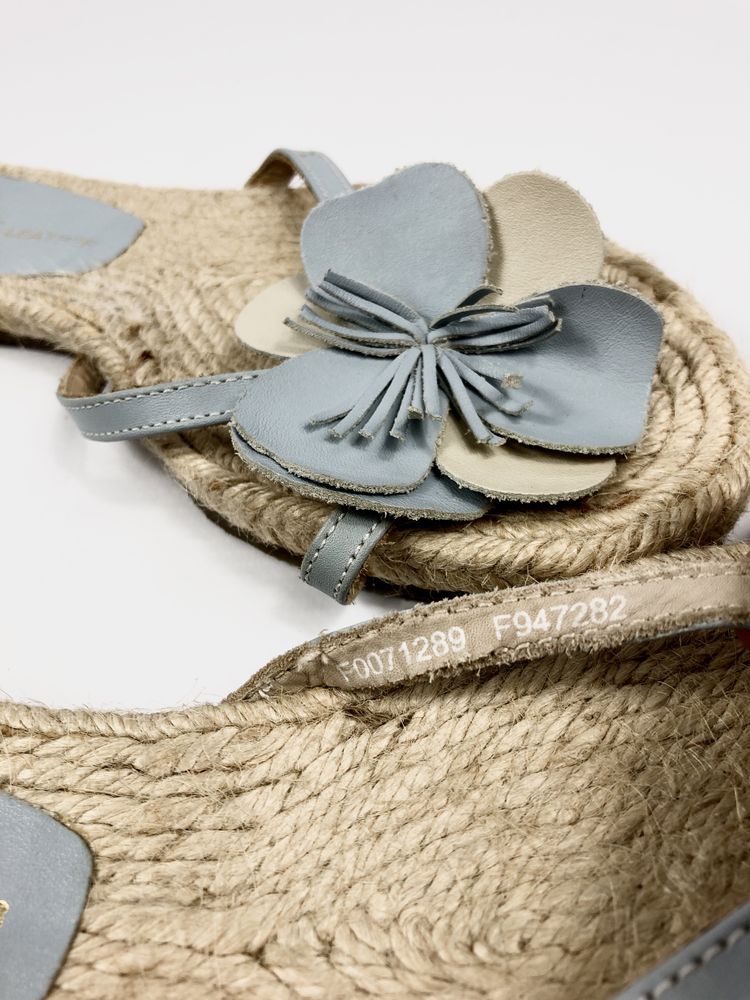 Jasnoniebieskie letnie skórzane klapki Fiore Leather z kwiatkami
