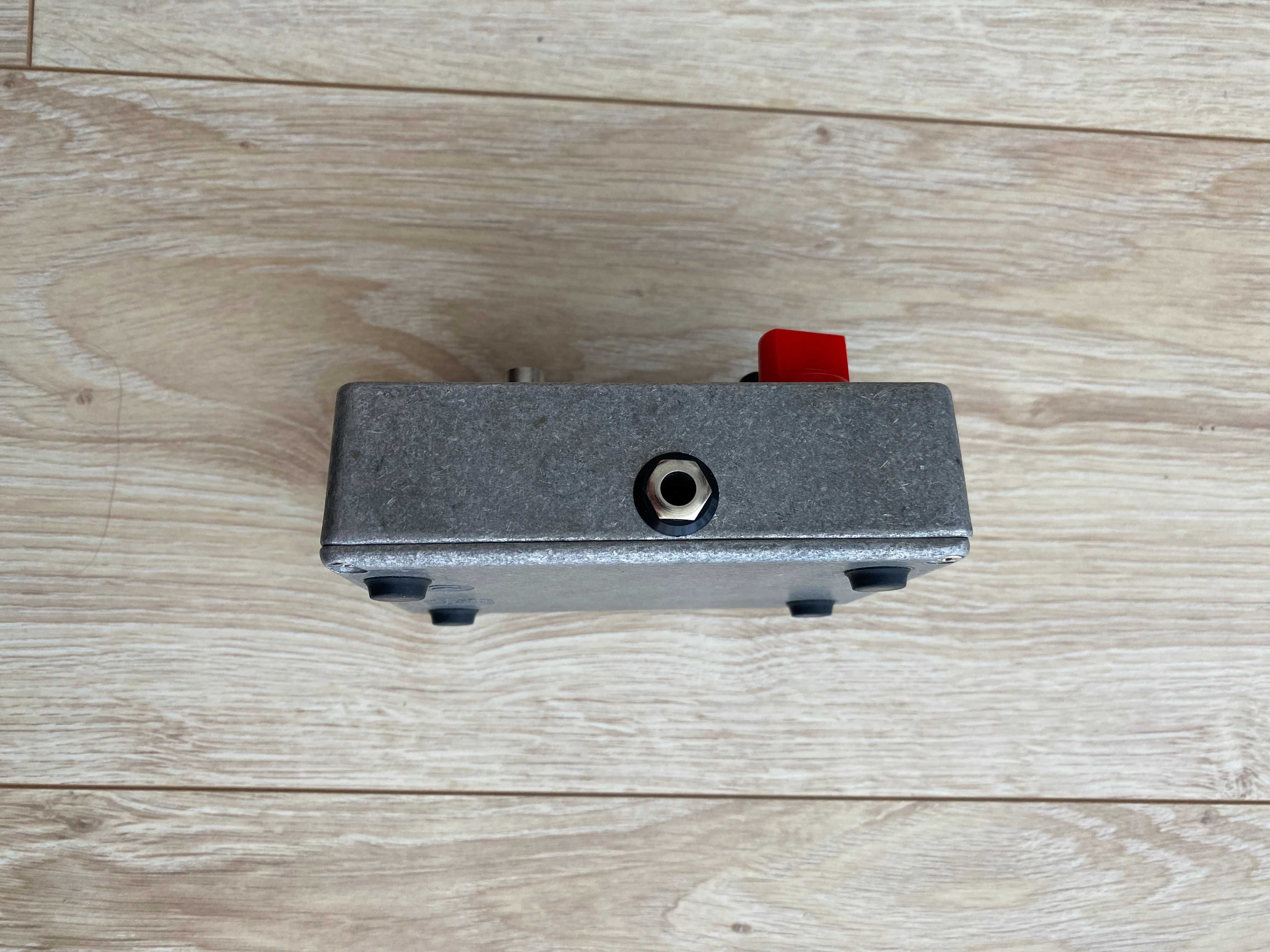 Electro-Harmonix Bass Blogger Distortion на аккумуляторе