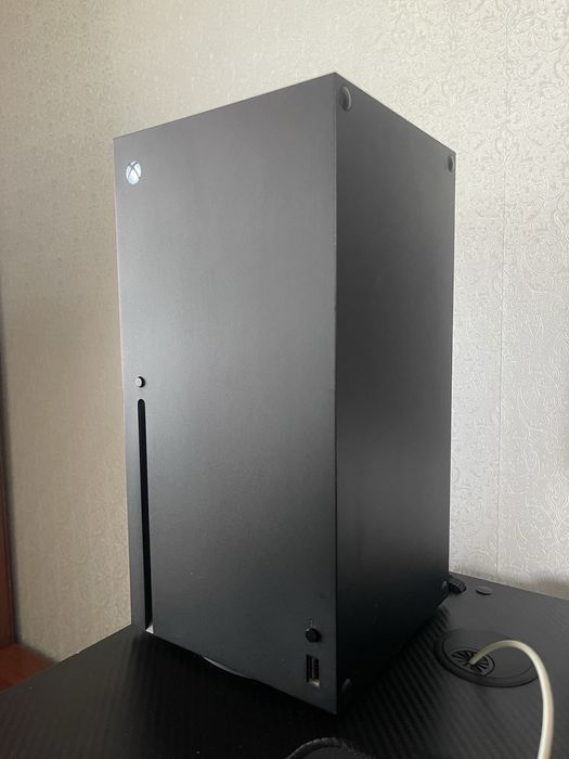 Xbox Series X, два геймпада