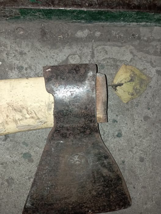 Сокира з ручкою бу