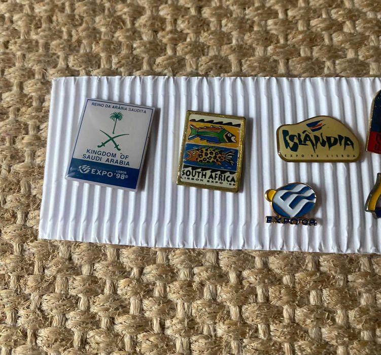 Vários pins ,mapa e postal do Gil da Expo 98 e Pins Expo 2000