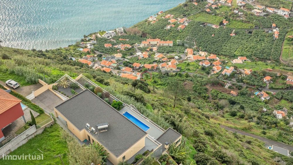 Moradia de Luxo com Vista Mar - T3 no Arco da Calheta