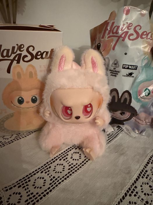 Labubu Have A Seat ,Rosa, totalmente novo .