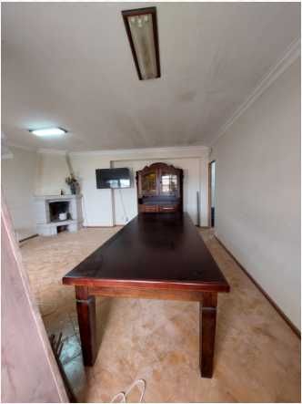 Mesa de sala madeira mociça  2.80m se quiser tenho cadeiras