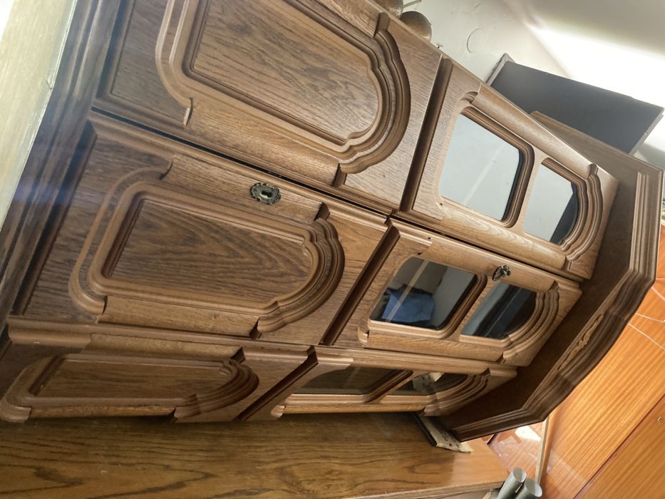 Kredens z barkiem szufladami szafkami i witrazami.