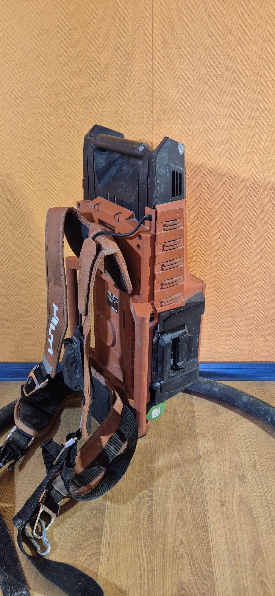 Hilti NCV 10-22 NURON akumulatorowy plecakowy wibrator do betonu