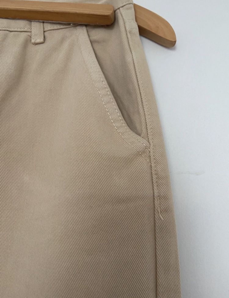 Calças de ganga bege com bolsos laterais
