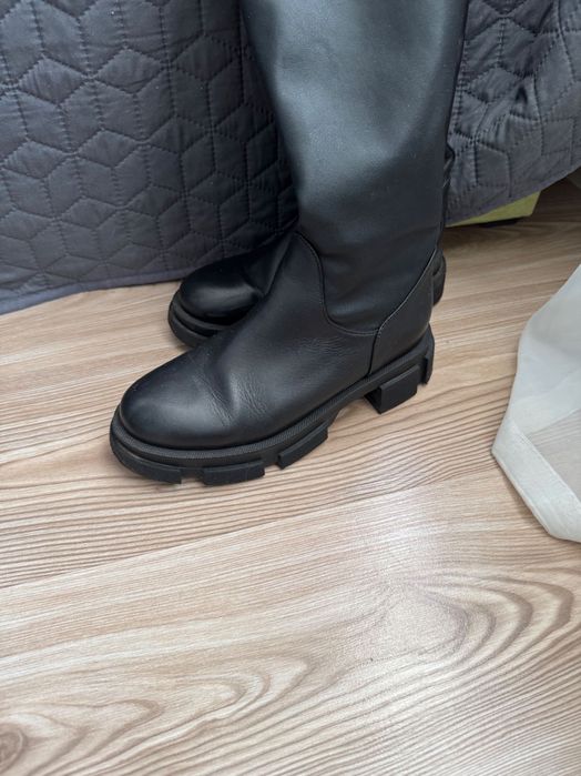 Чоботи, ботфорти, натуральна шкіра, тракторна подошва.