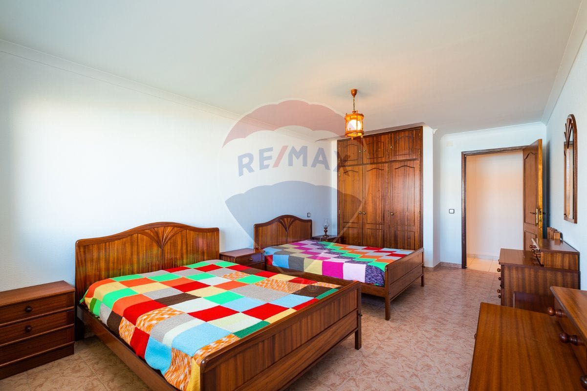Cama de madeira com 2 mesas de cama em bom estado com colchão