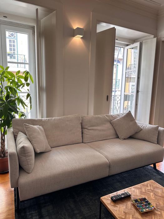 Dois sofás em bom estado.