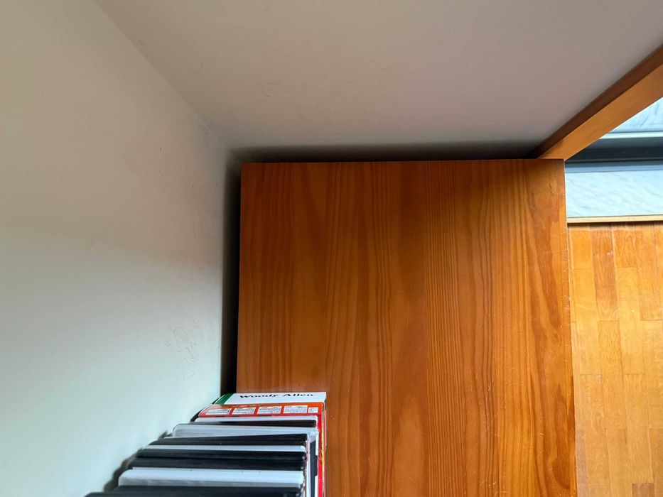 Cómoda colorida com rodas