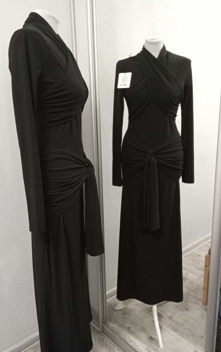 Zjawiskowa sukienka maxi w czarnym kolorze z długim rękawem D117