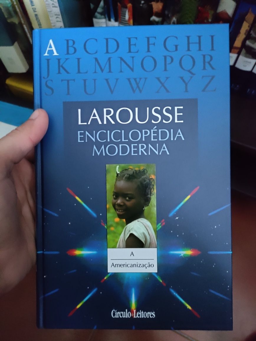 Coleção de livros do Larousse "Enciclopédia Moderna"