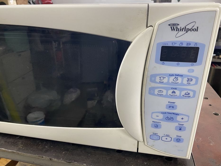 Мікрохвильова піч Whirlpool під ремонт.