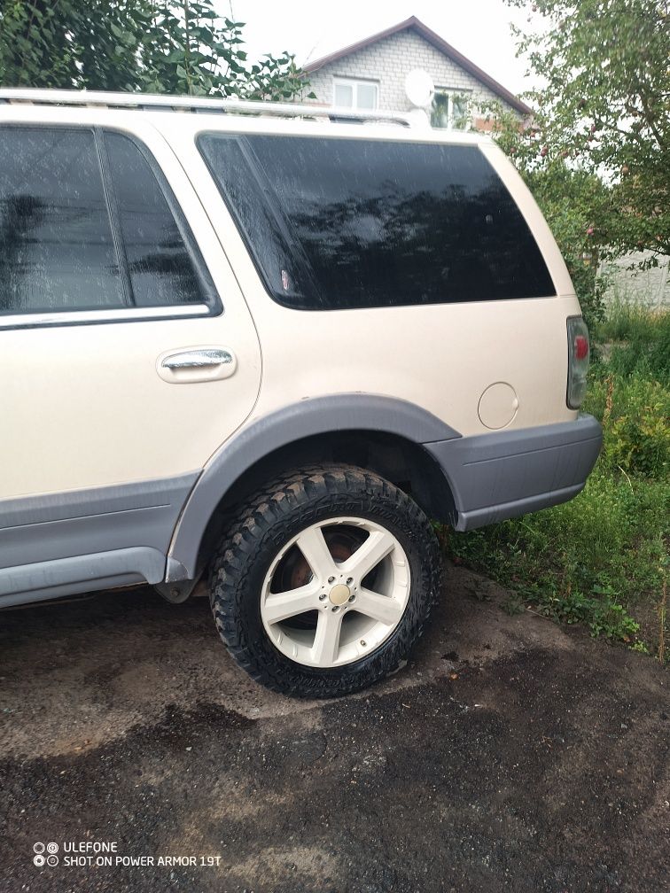 Продам с механической кпп Lincoln Navigator  1998г