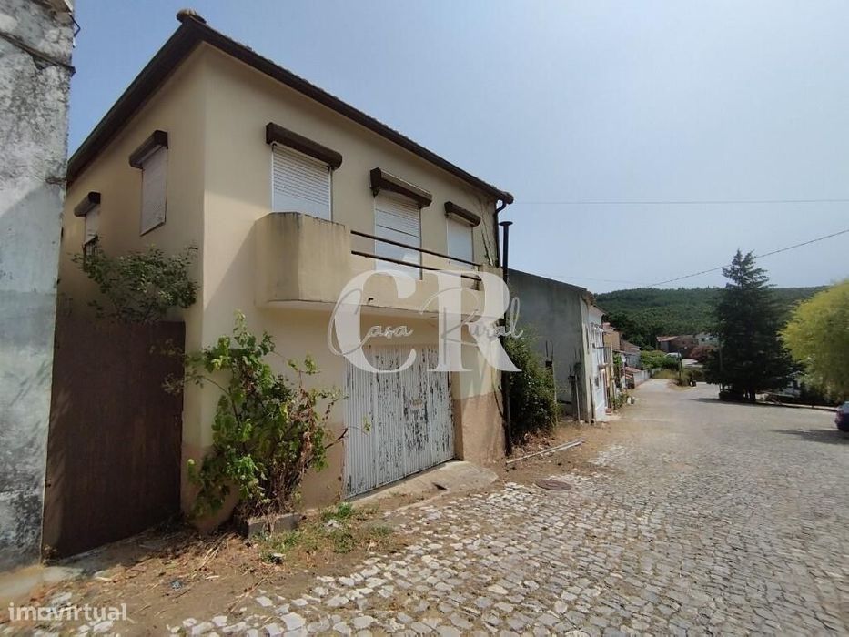 Moradia em pedra com quintal p/ remodelar a poucos minutos do centro d