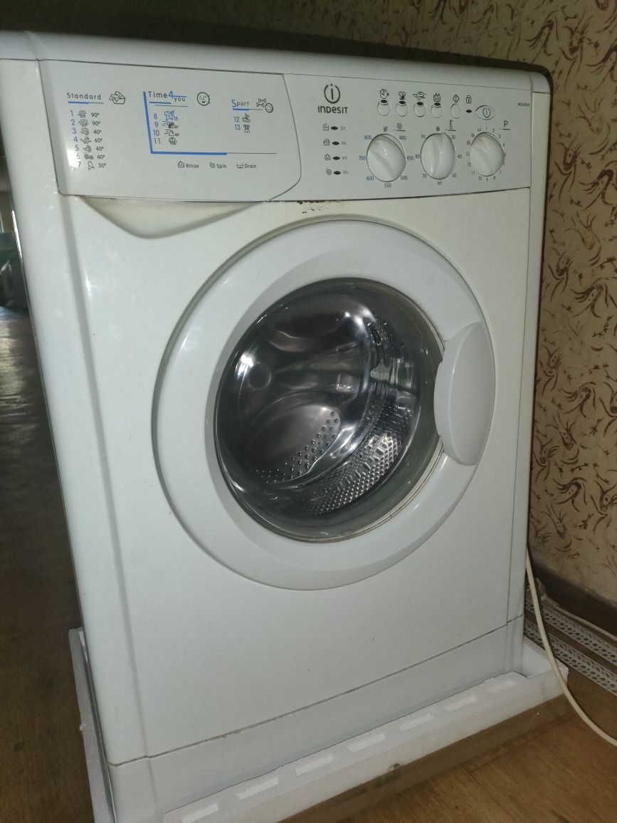 Пральна машина INDESIT WISL85X 5 кг Італія