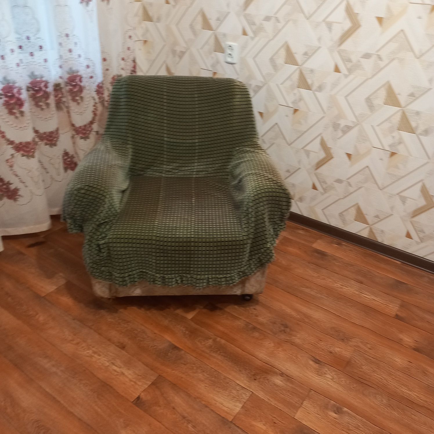 Продаю кресло с чехлом, б.у.