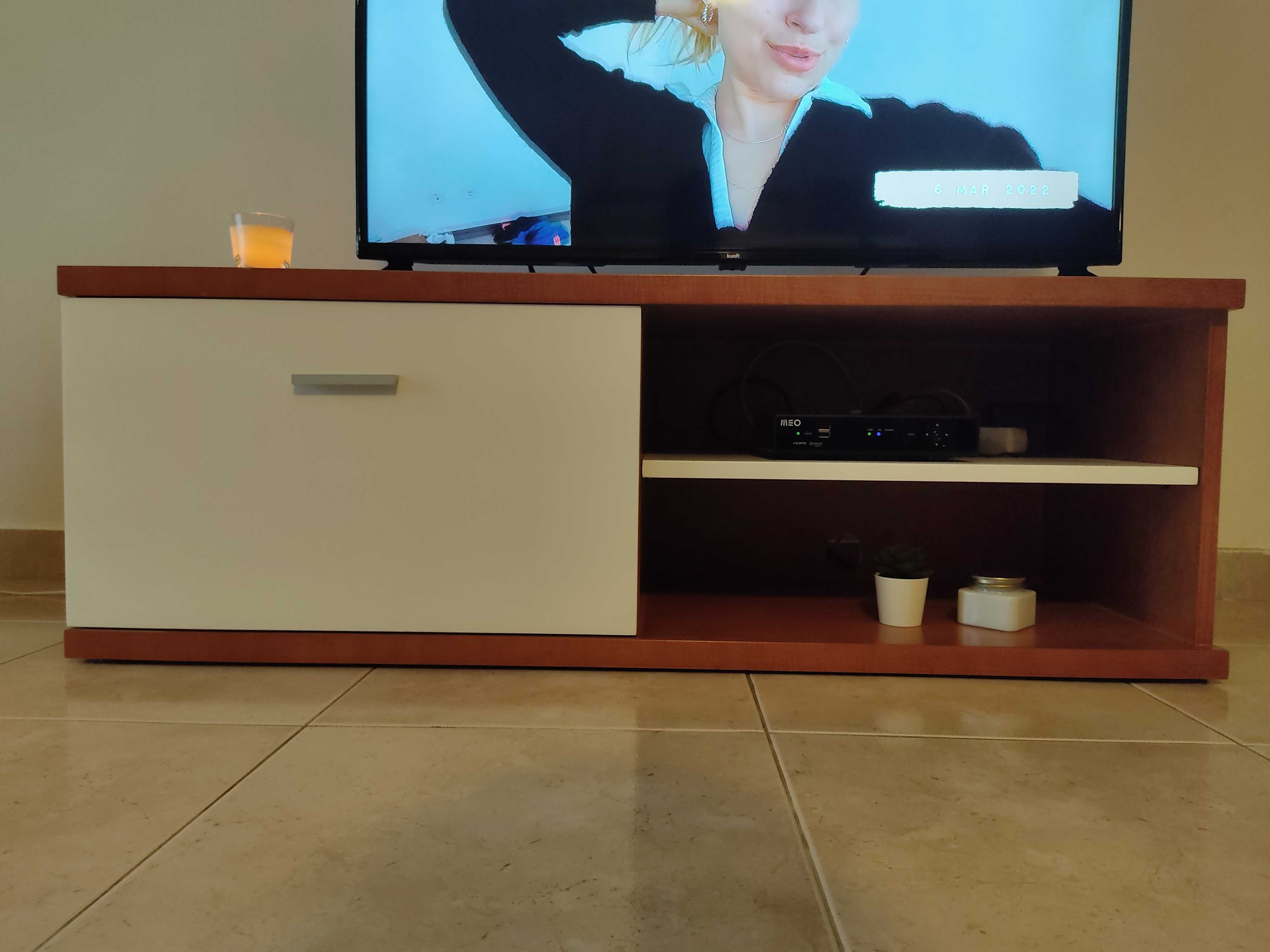 Móvel de TV em cerejeira e branco