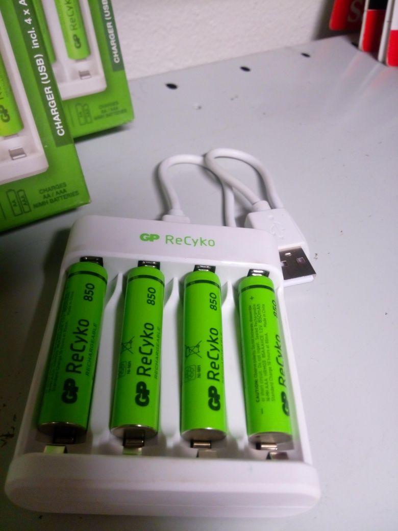 Ładowarka do baterii + 4 szt. Akumulatorów AAA 850 mAh komplet