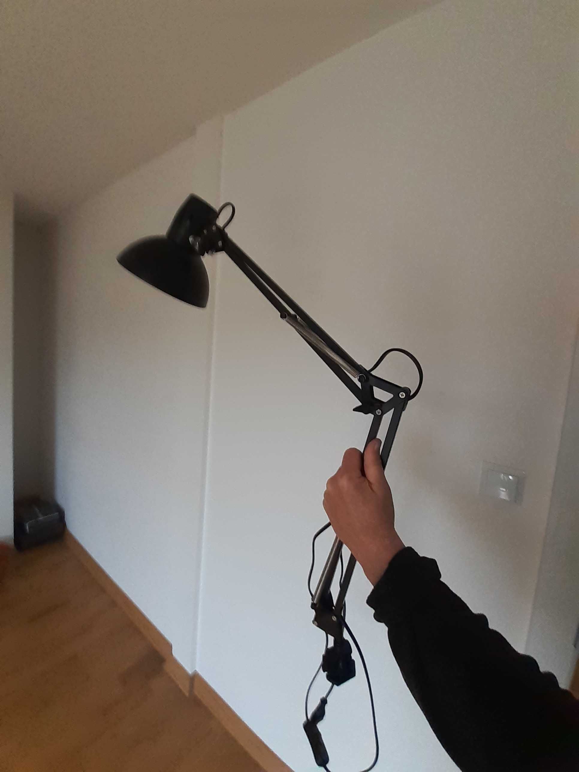 Lampa z regulowanym ramieniem