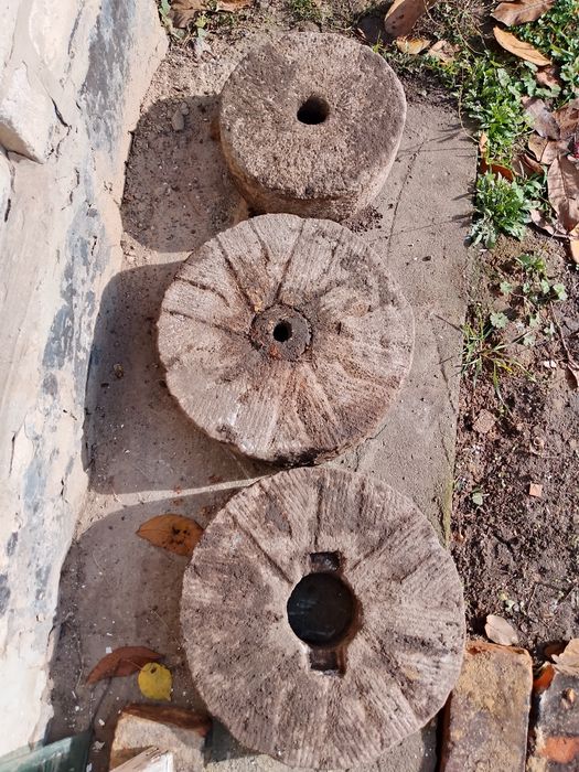 Продам жорна старі